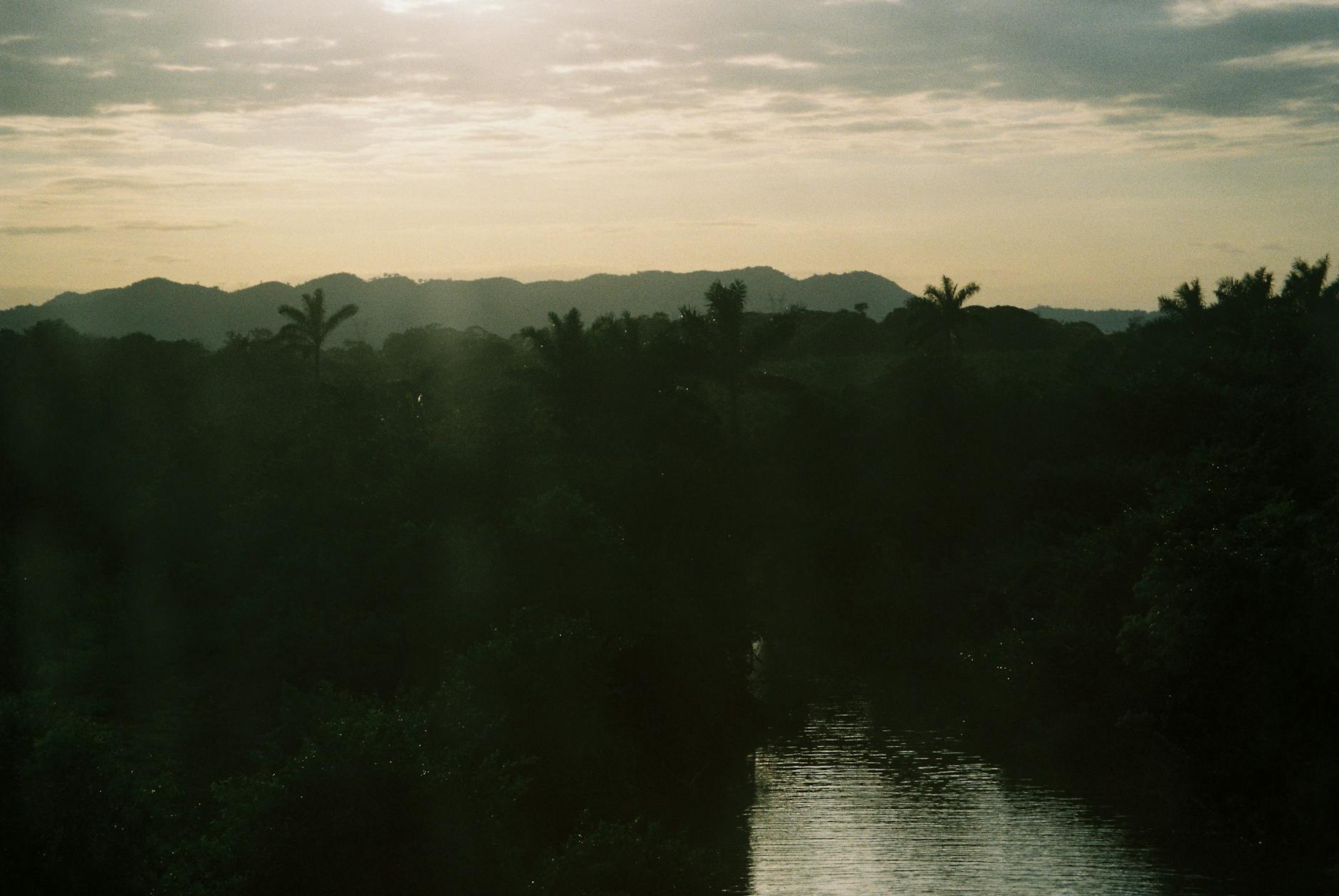 Trump Warns UK Against Strengthening Ties with China Amid Starmer's Visit