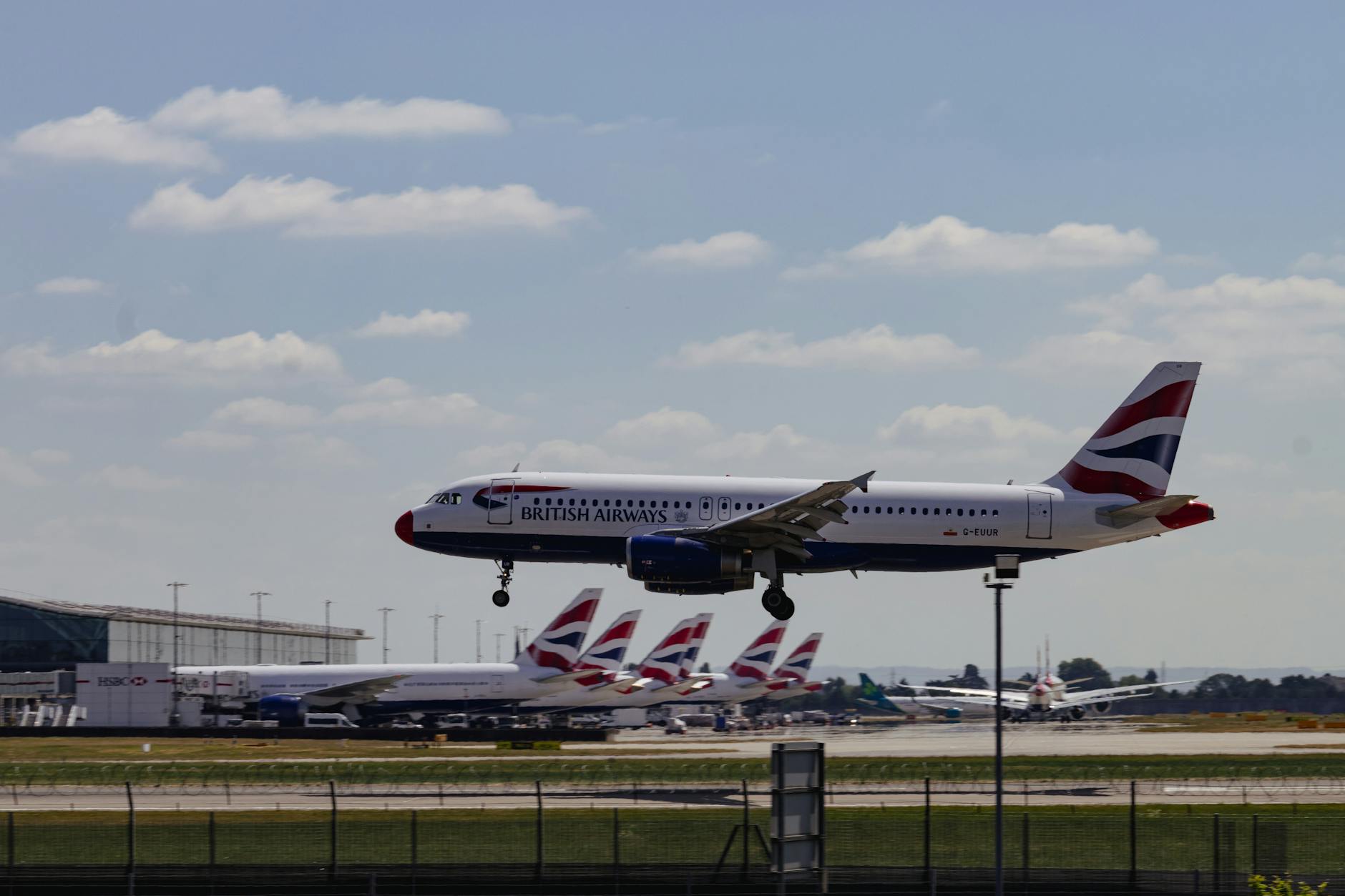Heathrow Faces Slump in Passenger Numbers Amid Middle East Tensions
